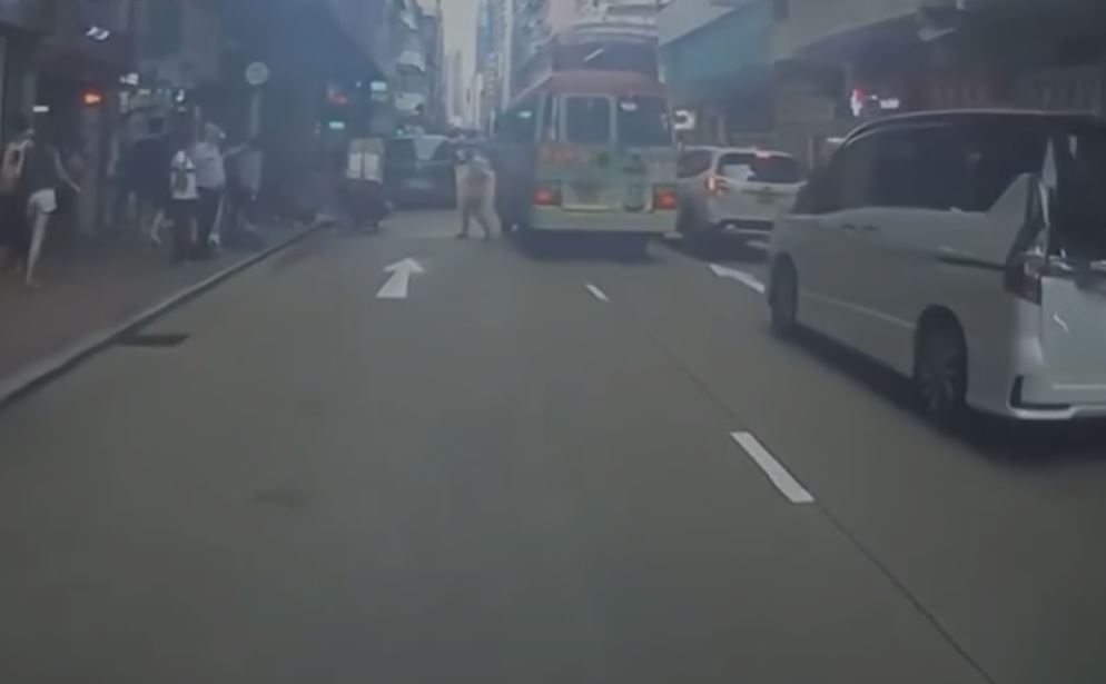 一名男乘客首先落车。fb车cam L（香港群组）影片截图