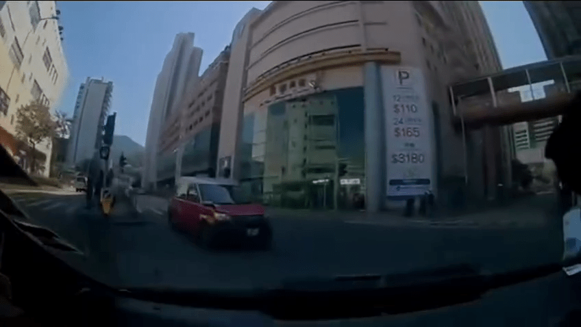 私家車與一輛沿牛皮沙街往第一城方向的士相撞。 私家車與一輛沿牛皮沙街往第一城方向的士相撞。