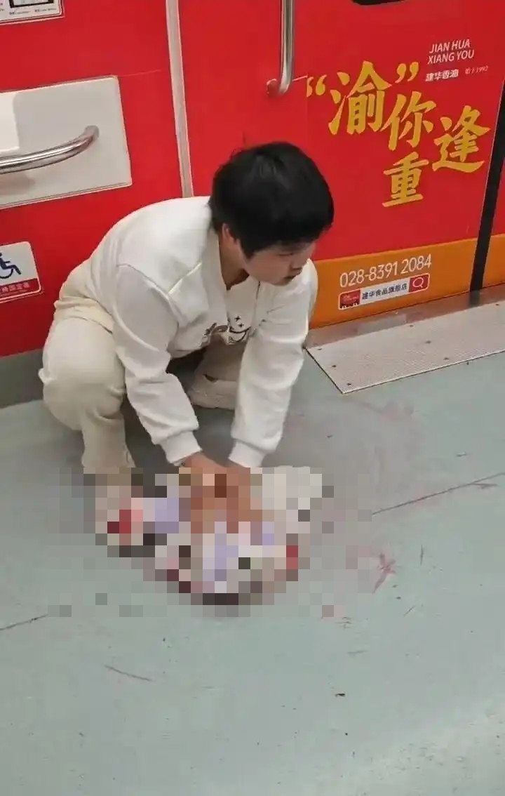 重病少女胡心瑶地铁吐血，脱衣抹净血迹感动全城。