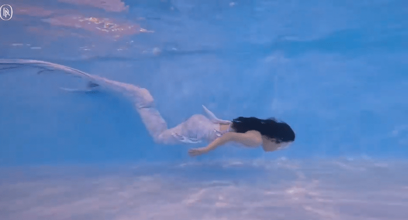 美人魚式游泳靠身體上下擺動。（小紅書截圖，非當事人） 