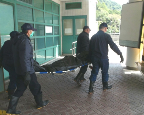 工人昏迷送院，搶救不治。林思明攝