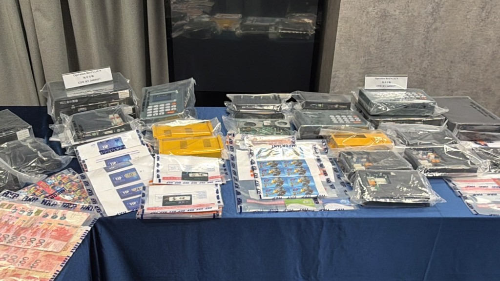 警方檢獲多部賭博遊戲機及主機板、傀儡戶口銀行咭、一批讀卡器、賭博積分卡。 警方檢獲多部賭博遊戲機及主機板、傀儡戶口銀行咭、一批讀卡器、賭博積分卡。