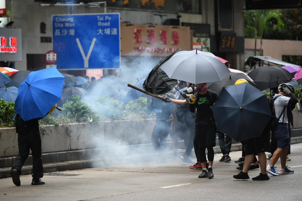 人民日報批評蘋果要為暴徒護航。資料圖片