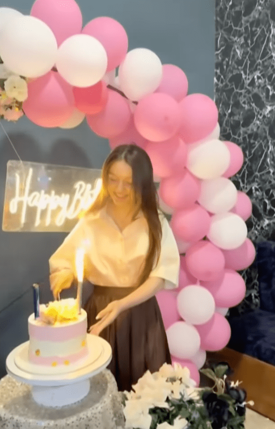 莎娜剛慶祝17歲生日,未料遭狂迷槍殺。TikTok@SanaYousaf 莎娜剛慶祝17歲生日,未料遭狂迷槍殺。TikTok@SanaYousaf