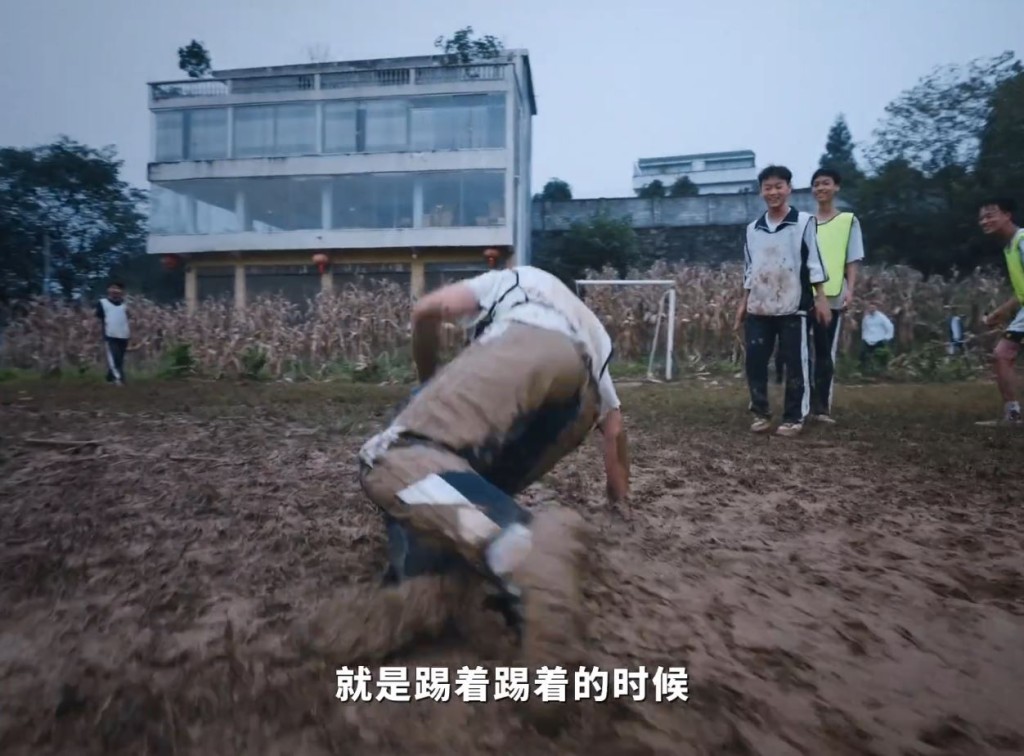 歐陽謙帶領學生用鋤頭在粟米田開出一個足球場。抖音＠阿里公益