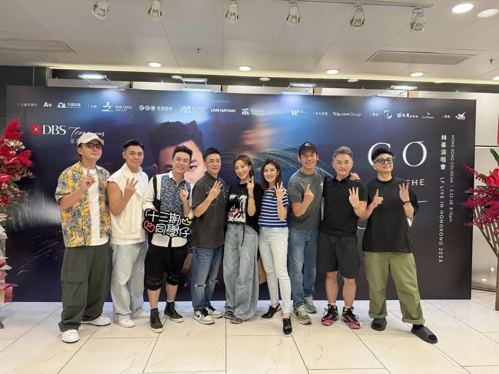 齊齊在後台影大合照。 齊齊在後台影大合照。