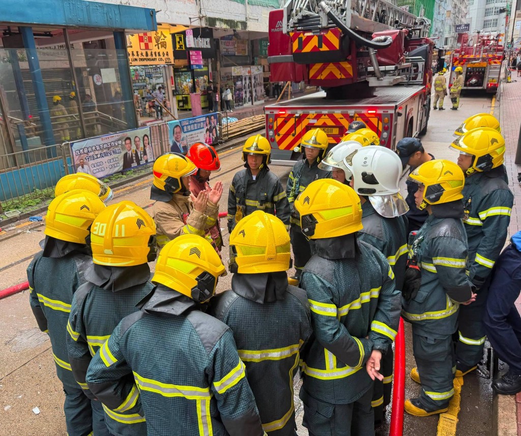 廣東省消防救援總隊到場觀摩香港消防人員的滅火工作。 廣東省消防救援總隊到場觀摩香港消防人員的滅火工作。