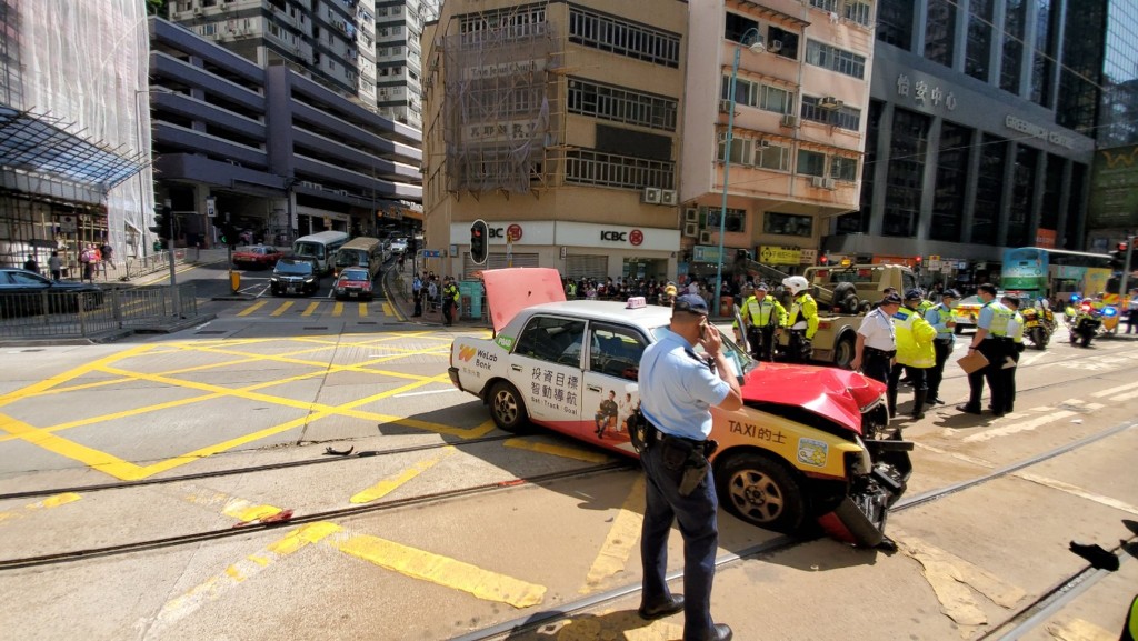 本港近年发生多宗的士小巴车祸，都涉及年长司机。资料图片