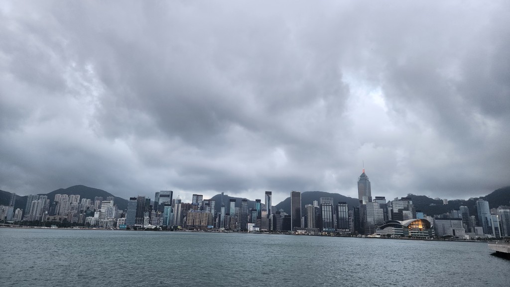 初時部分地區雨勢較大及有狂風雷暴。 初時部分地區雨勢較大及有狂風雷暴。