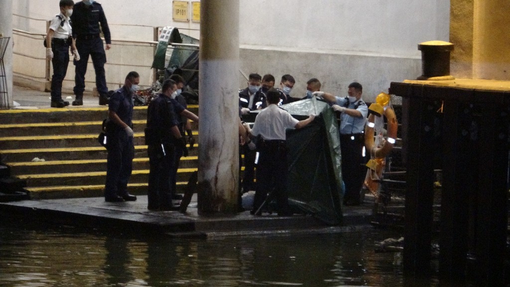 救援人员将浮尸捞起，证实为一名男子。蔡楚辉摄