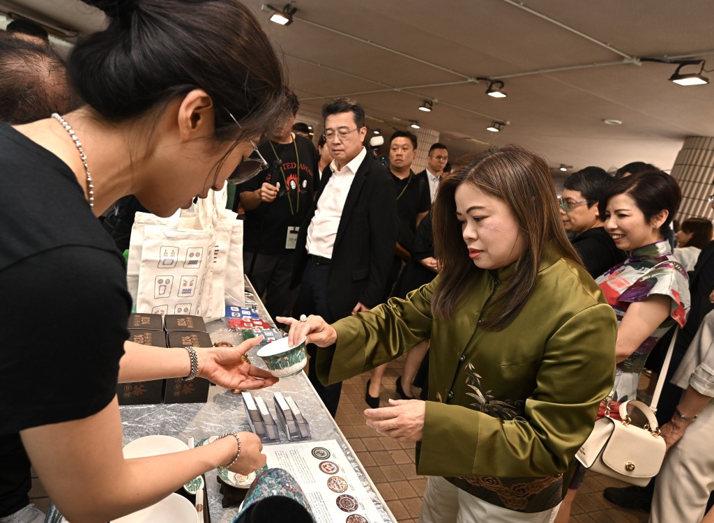 羅淑佩(右)參觀文創產業發展處的攤位。 羅淑佩(右)參觀文創產業發展處的攤位。