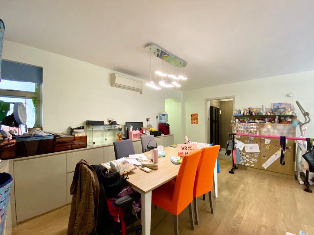 飯廳擺有6人長餐枱,並置有曲尺地櫃,提供充裕的置物空間。