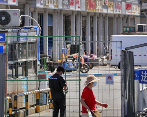 北京批发市场出现疫情爆发。AP图片