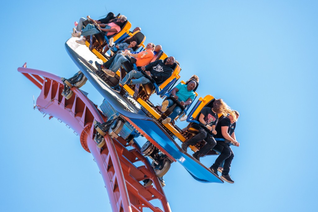 六旗樂園過山車驚險刺激。Six Flags