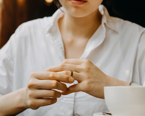 港媽驚揭丈夫返工背包藏10個安全套,欲離婚卻不捨頭家。網圖