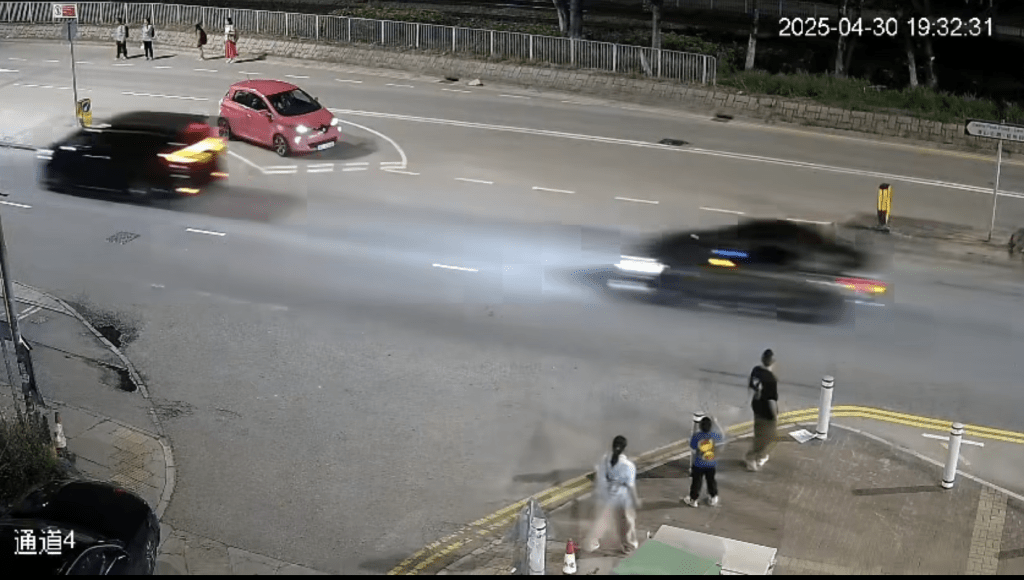 影片一開始,私家車想從青山公路右轉入去順風圍,故先駛到右轉袋口位等候。 影片一開始,私家車想從青山公路右轉入去順風圍,故先駛到右轉袋口位等候。