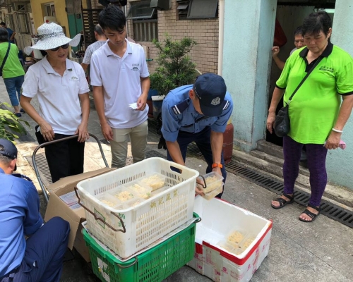 酒店義工協助大澳長者加固防災措施。