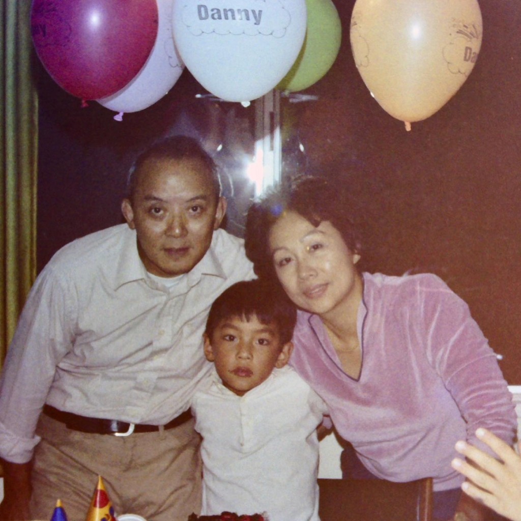 吳彥祖與父母合照。