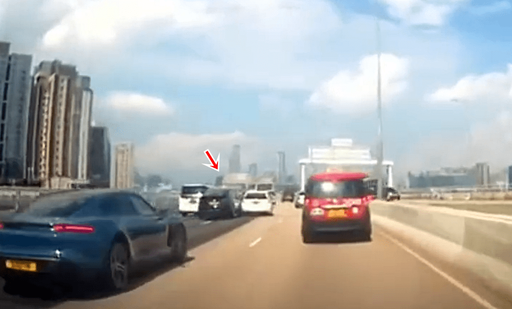  Tesla私家車失控般衝入車罅。fb：車cam L（香港群組）
