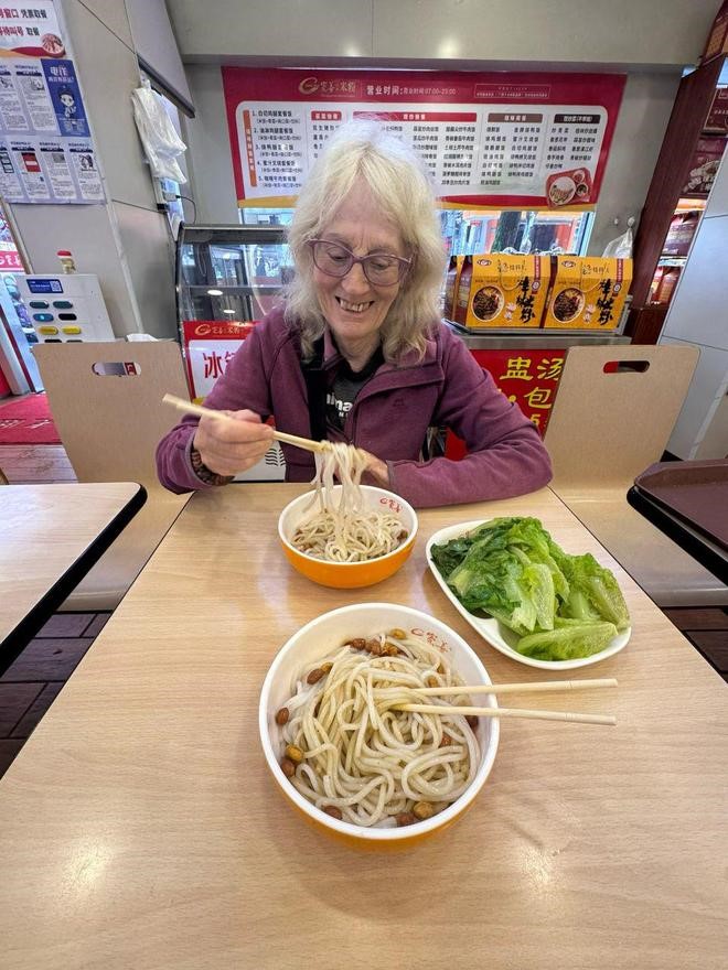 Gill爱品尝中国各地美食。潇湘晨报