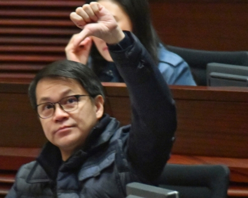 陈克勤昨日在社交平台指铜芯口罩无芯换，批评政府虎头蛇尾。