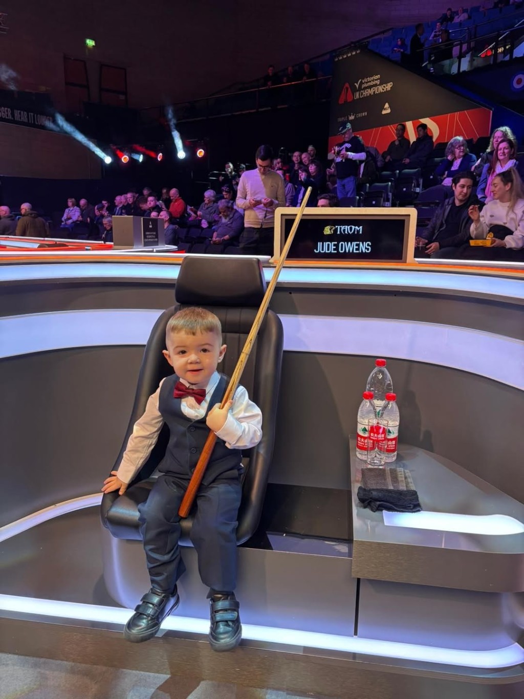 2歲的祖德・奧雲斯（Jude Owens）成功刷新兩項英式桌球的健力士世界紀錄。IG@judey147