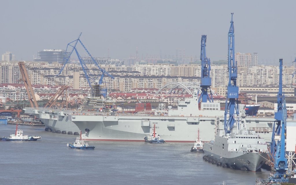 中国第三艘075型两栖攻击舰在上海沪东中华造船厂举行下水仪式。微博图片
