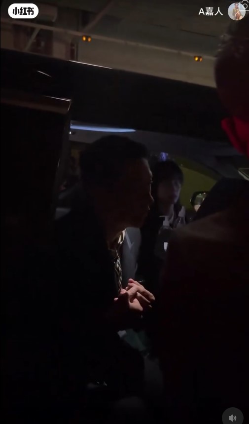 家辉近日苦口婆心「训导」fans，被另一位fans拍下。