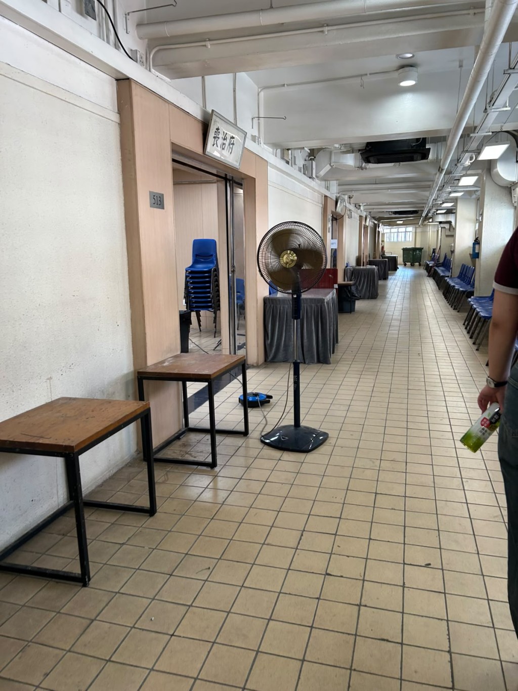殯儀館擺設風扇加強通風。 殯儀館擺設風扇加強通風。