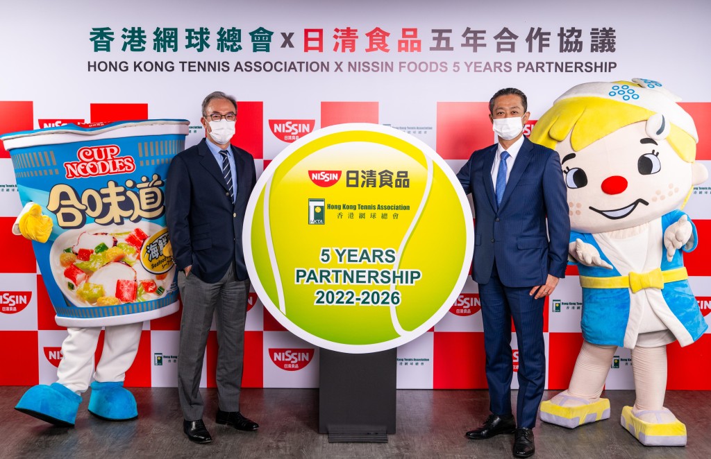日清食品執行董事安藤清隆(右)及網總會長莫君逸，共同宣布日清食品與香港網球總會簽訂五年合作計畫。相片由公關提供