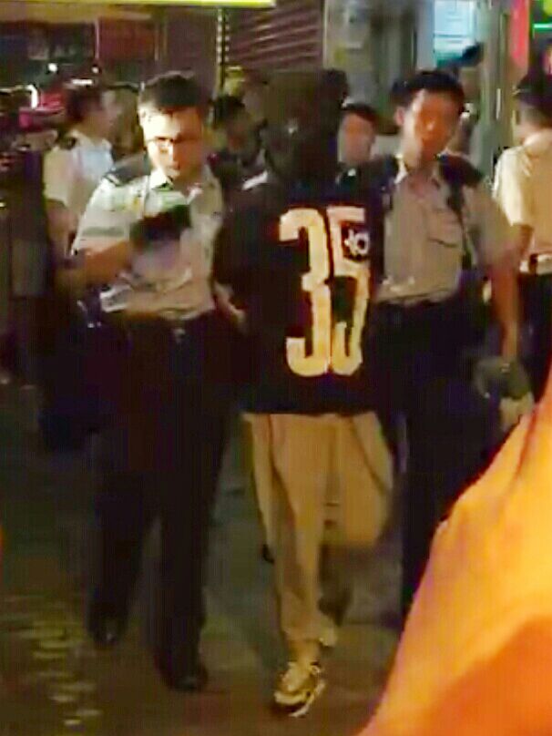 警員拘捕涉案四男一女。