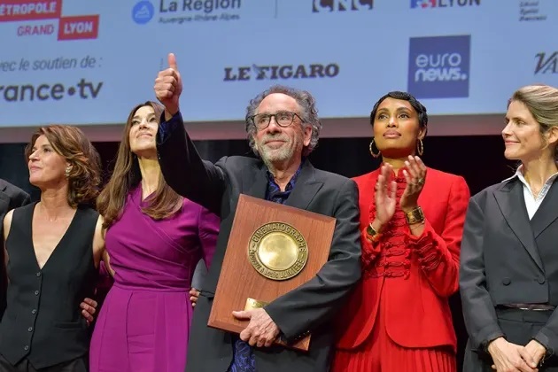 添布顿被指去年10月在卢米埃电影节跟莫妮卡（左二）挞着。