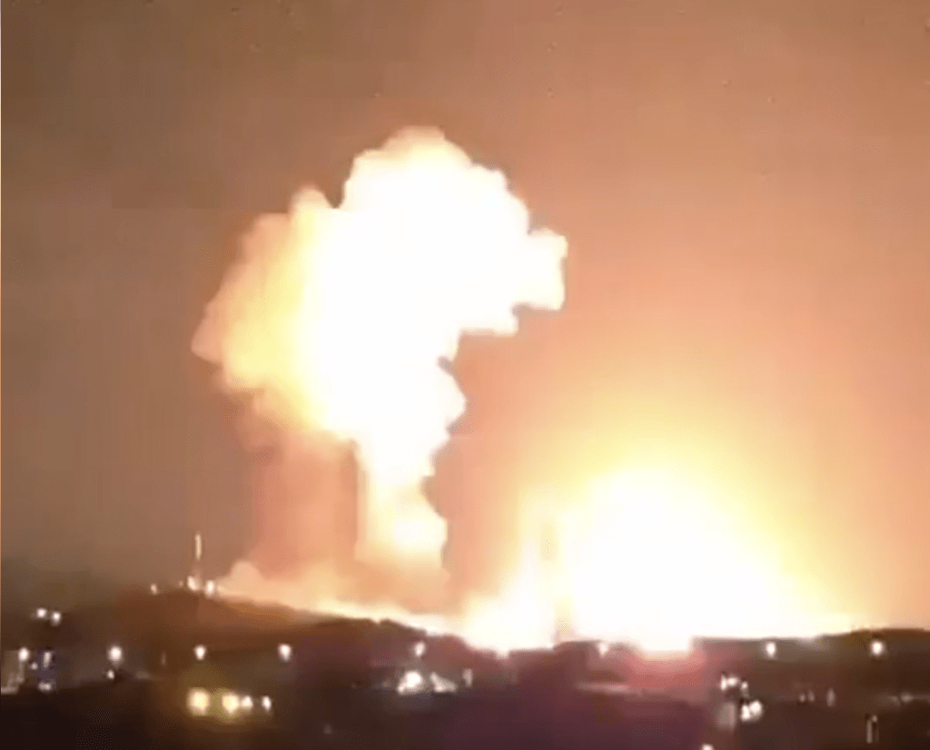 美軍動用重型鑽地炸彈轟炸伊朗大型彈藥庫，火光沖天，大量濃煙直衝高空，破壞力驚人。