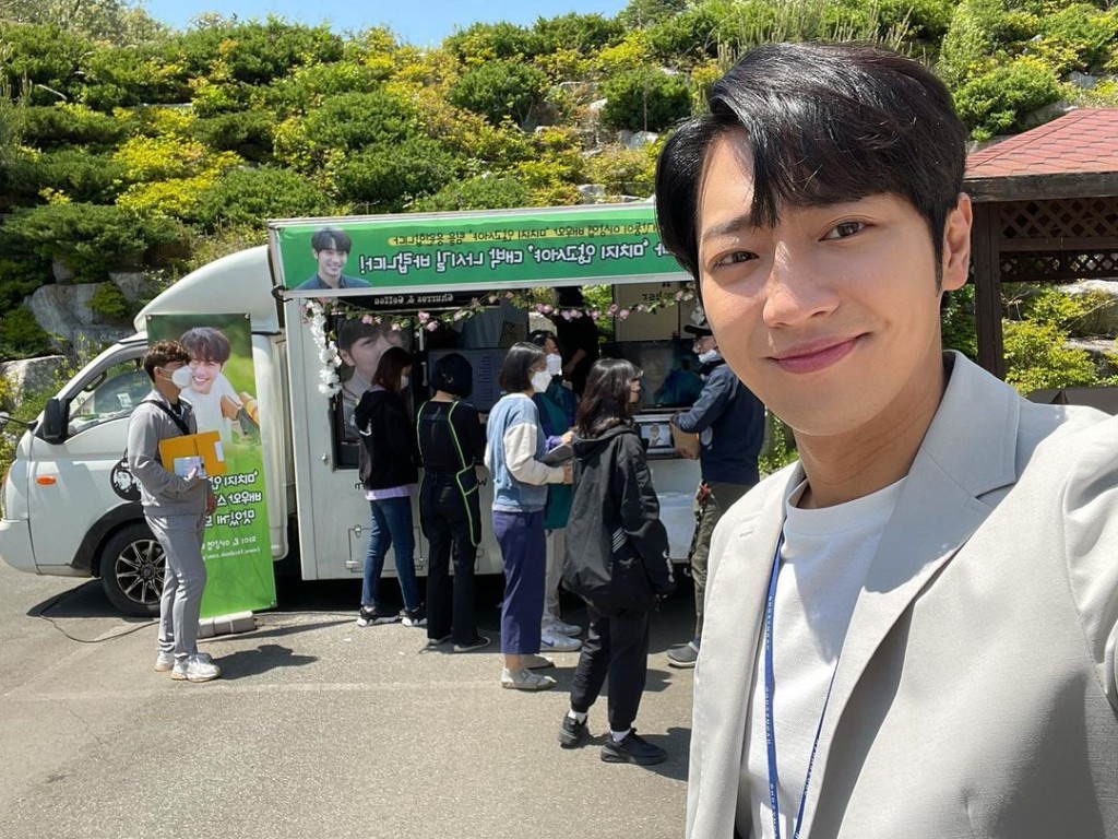粉絲提供餐車到李相燁新劇《直到瘋狂》拍攝現場。