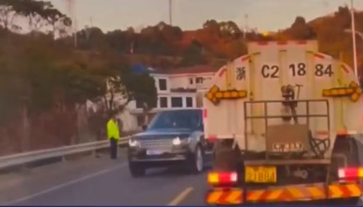 溫州有洗街車灑水時會避開「阿Sir」但無視路人，遭外界批評雙重標準。抖音