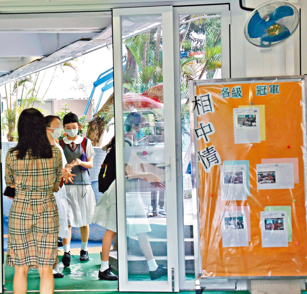 炎明熹在校內似乎沒引起很大的哄動。