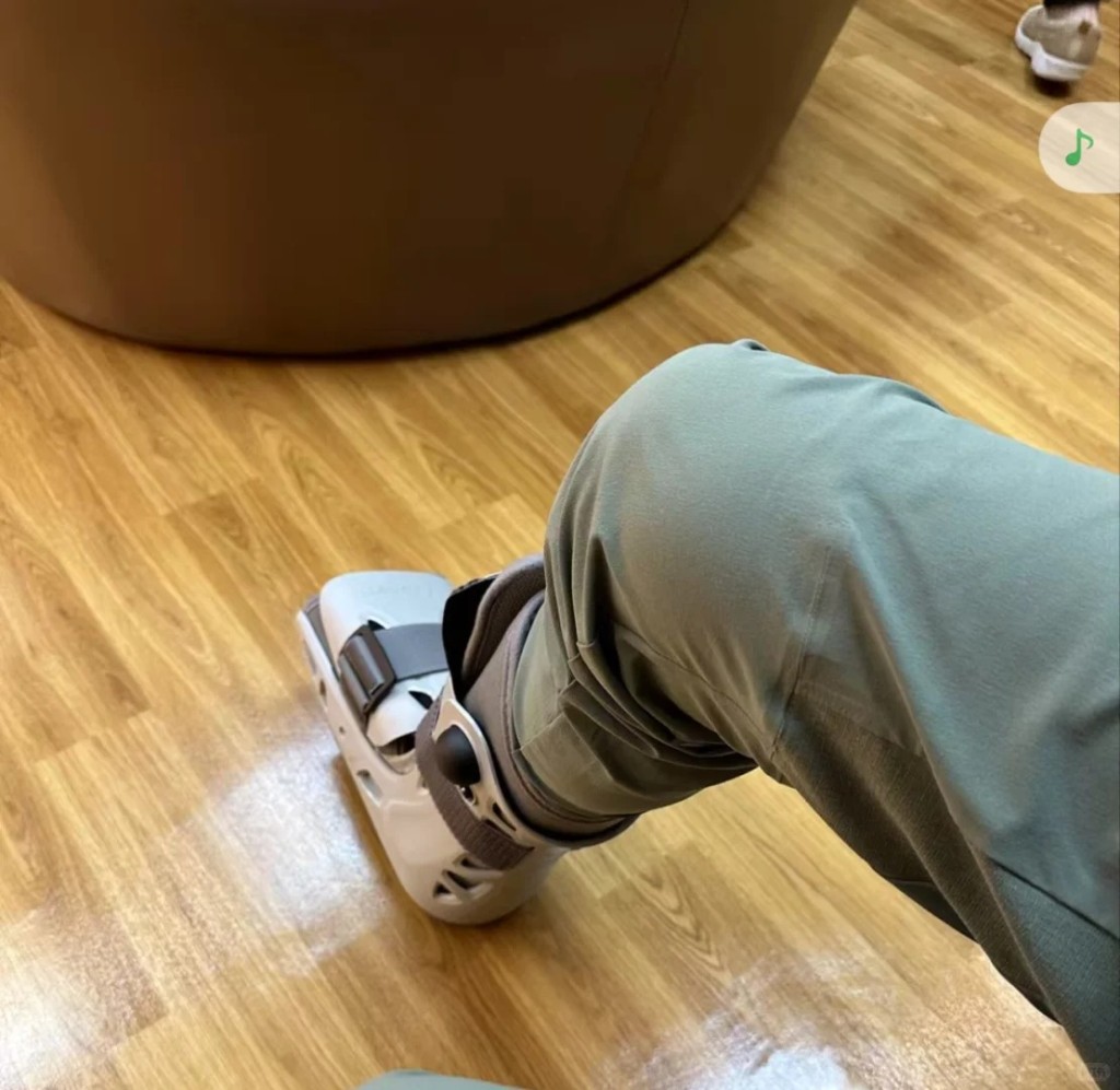 鄔友正受傷嚴重。 鄔友正受傷嚴重。