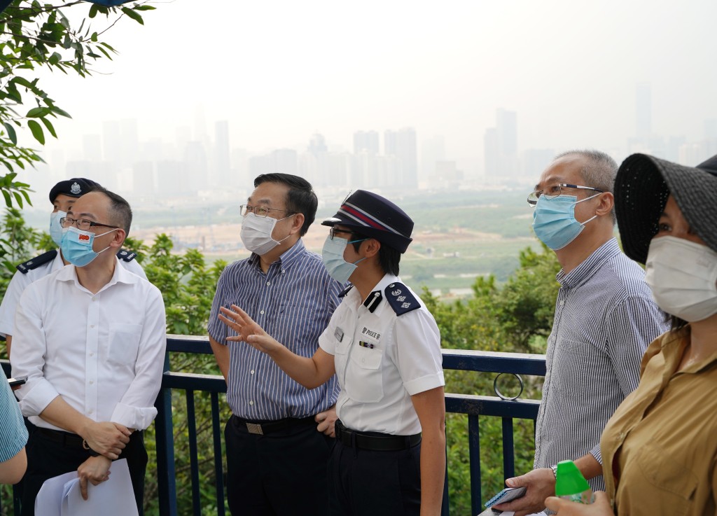 何靖與落馬洲警署指揮官及市民交流。中聯辦圖片