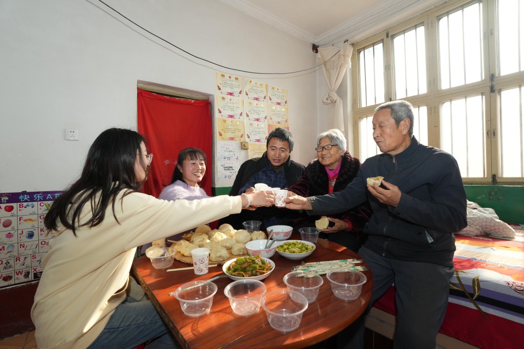 內地許多年輕人已經回到老家，準備和親人過年。新華社