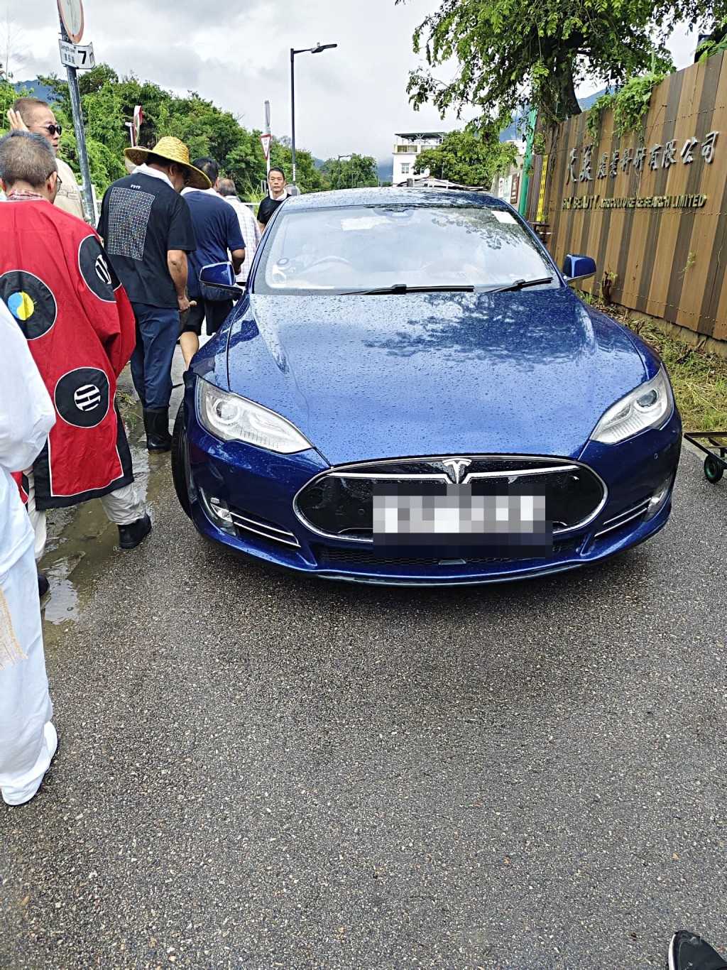 出殯隊伍由崔老闆的私家車旁經過。fb:盡在元朗 出殯隊伍由崔老闆的私家車旁經過。fb:盡在元朗