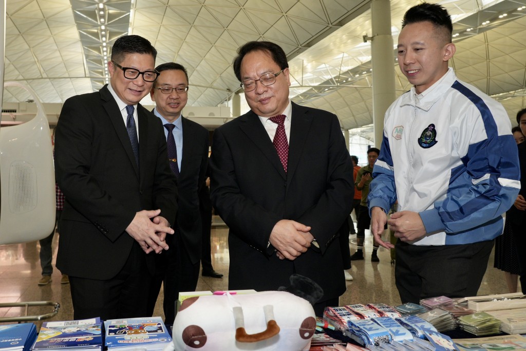 邓炳强与潘云东等一众官员参观「领事保护巡回展览」。欧乐年摄
