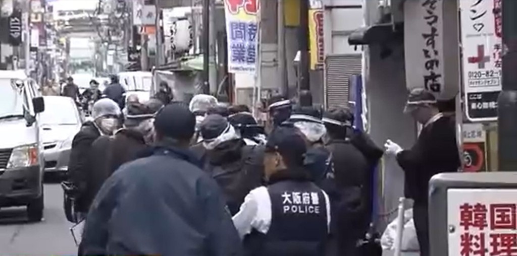 日本大阪警方案发当日拉起封锁线在现场处置。 网图 