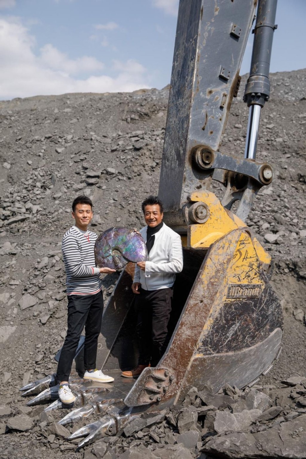 七千萬年前與恐龍同壽的斑彩寶石，當地印第安人稱之為「水牛石」，極有靈力和能量。斑彩石與外星人文化有一個奇妙的契合。