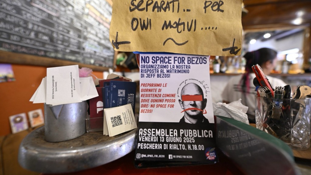 威尼斯酒吧展示「No Space for Bezos」傳單。 法新社 威尼斯酒吧展示「No Space for Bezos」傳單。 法新社