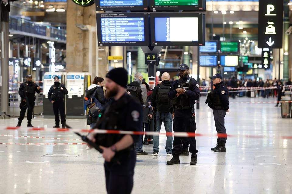 在法国巴黎北站，一名男人持刀袭击途人，最少6人受伤。AP