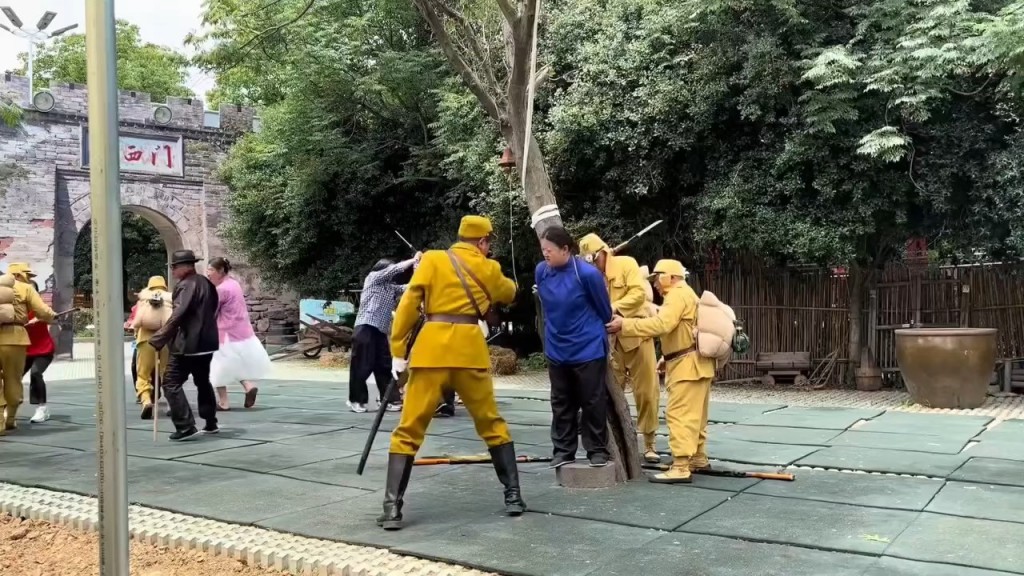 觀眾疑太入戲衝上台打「日軍」,事後返回座位。極目新聞 觀眾疑太入戲衝上台打「日軍」,事後返回座位。極目新聞