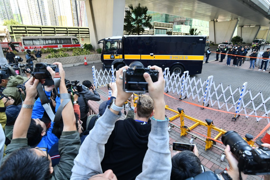 黎智英由囚車押送離開。 黎智英由囚車押送離開。