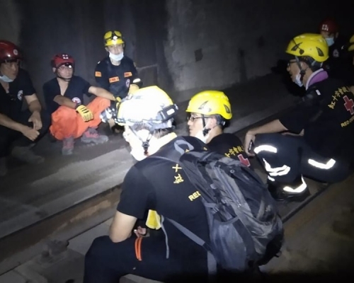 救難人員在隧道內等候救援。曾文隆fb