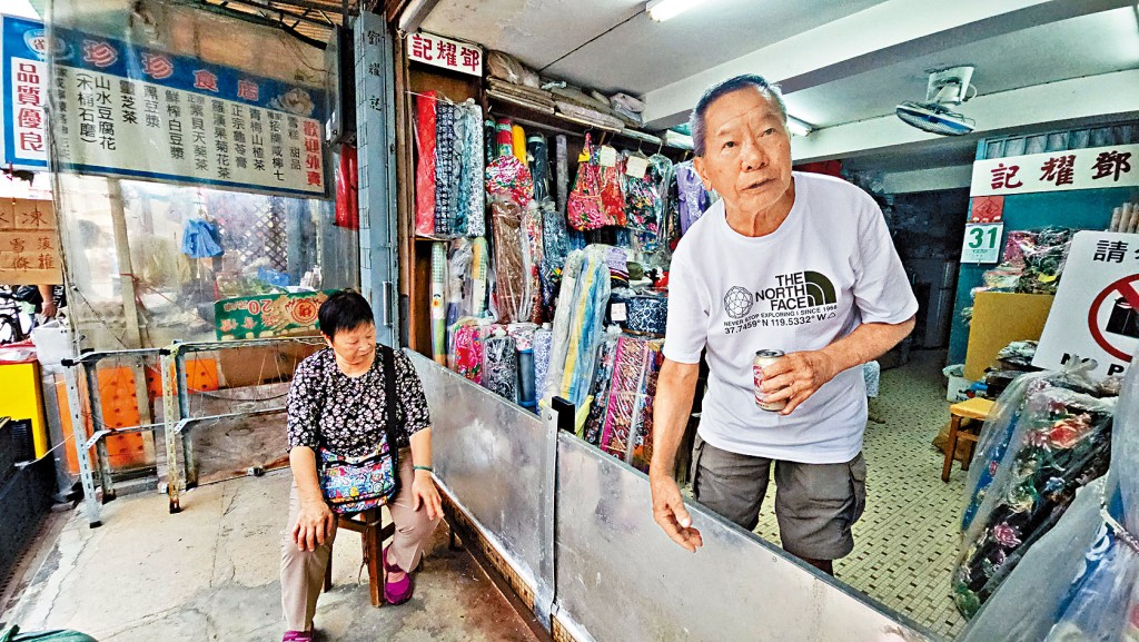 大澳居民及商戶趕在颱風來臨前加強防洪。