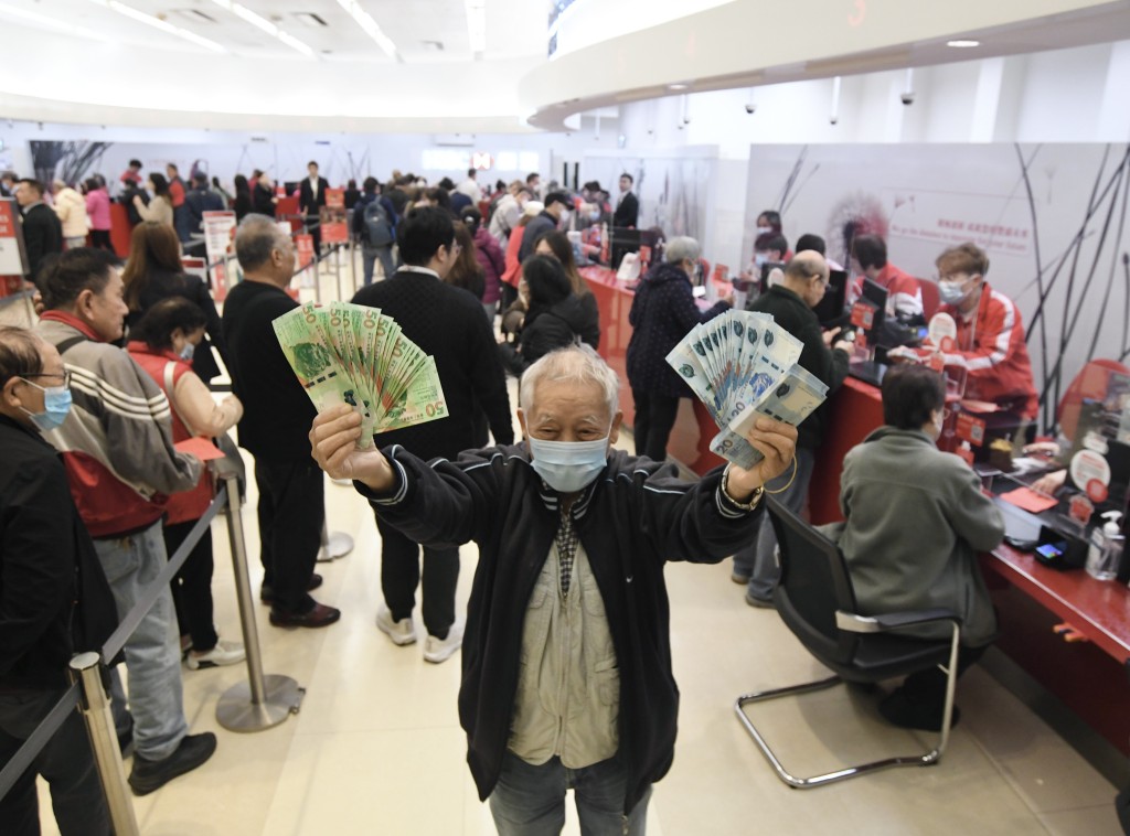 換得新鈔市民笑逐顏開。
